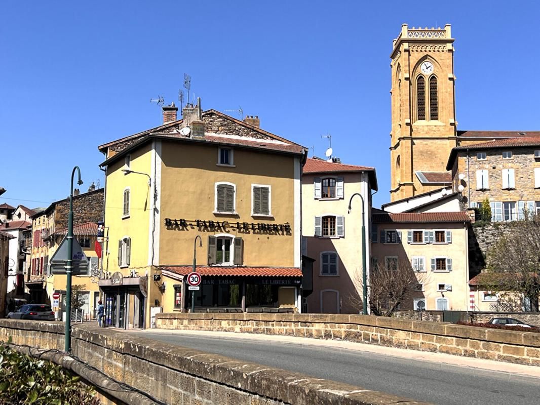 SOUS OFFRE - INVESTISSEMENT L Arbresle local commercial avec triplex habitable 264m2