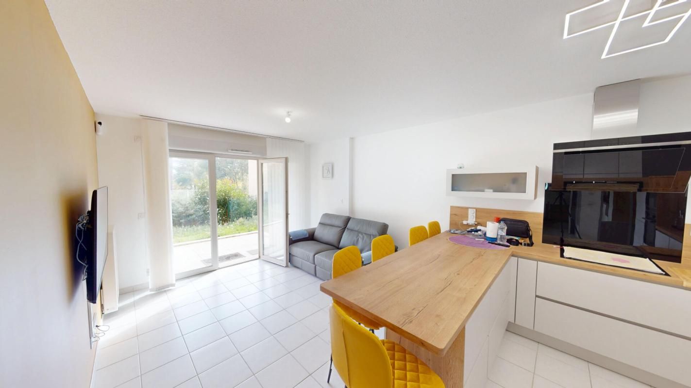 LE MUY , RARE : 3 PIÈCES RÉCENT AVEC TERRASSE, GRAND JARDIN & 3 PARKINGS !