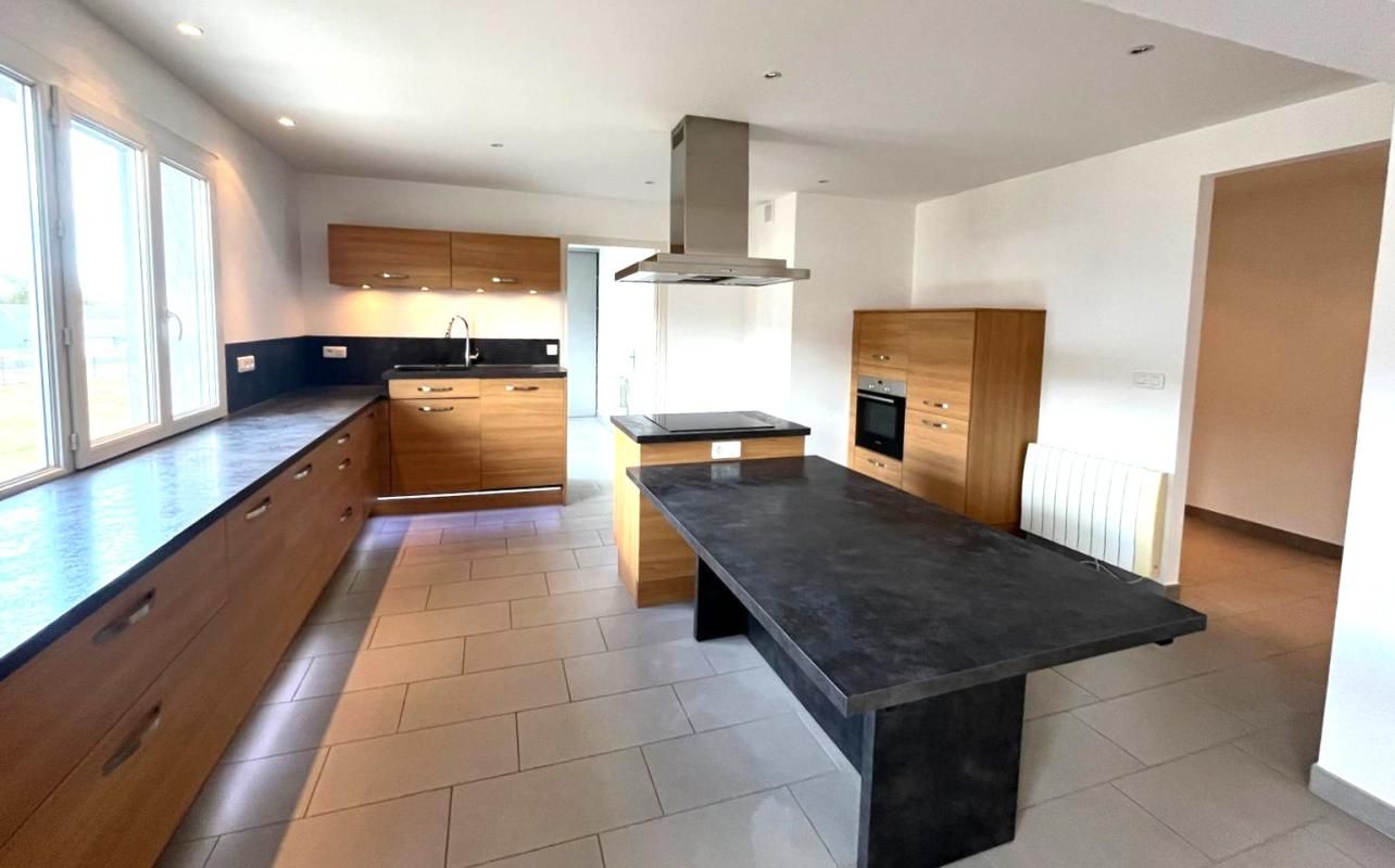 Appartement de 140 m² avec Balcon et Parking - Dernier Étage