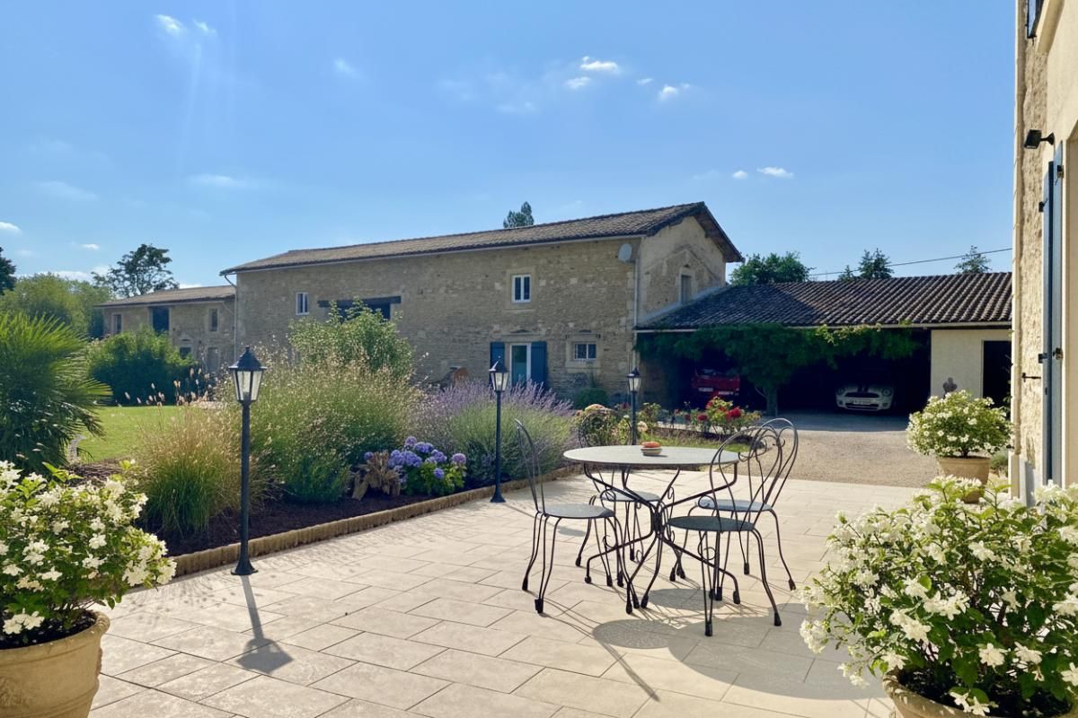 (79400) Maison 6 pièces 240 m2, 400m2 de dépendance