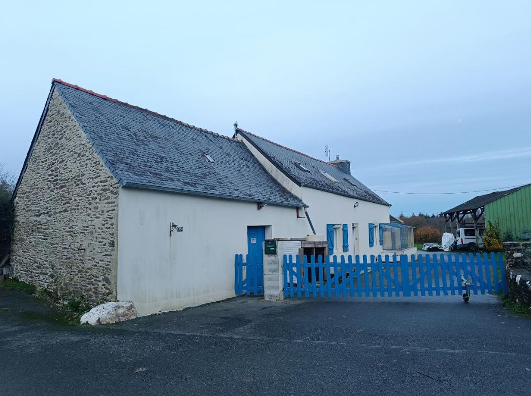 29270 Cléden Poher longère 3 chambres avec dépendances hangar ateliers 1900 m² clos