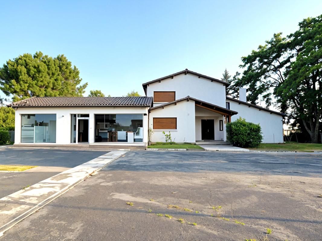 ST JULIEN L'ARS/SEVRES ANXAUMONT - Maison 4 chambres - 168 m2 - + local commercial - Parcelle 8 916 m2