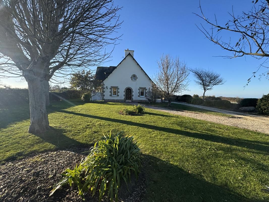 Propriété néo-bretonne avec vue mer ,volumes, élégance et potentiel à 1,2 km des plages