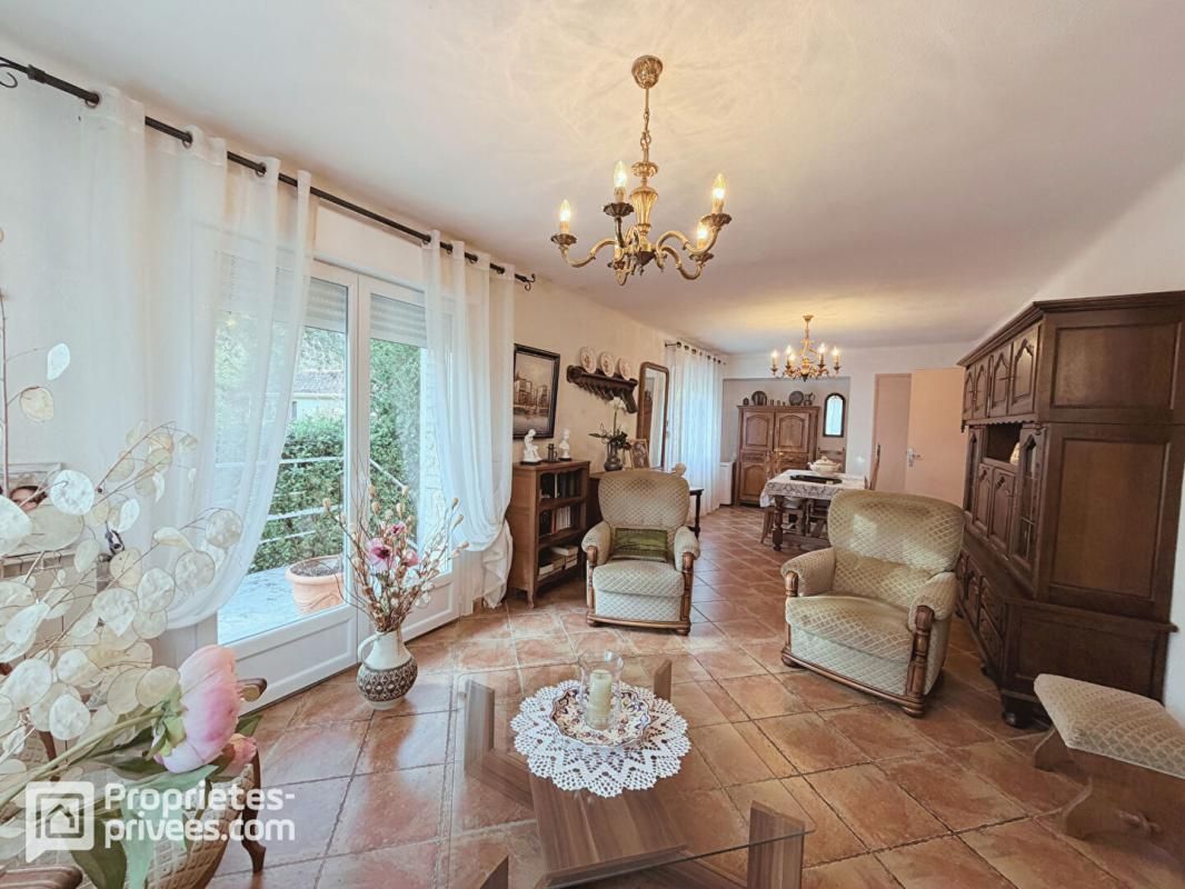 Villa de plain-pied avec garage et grand jardin à Bagnols Sur Cèze