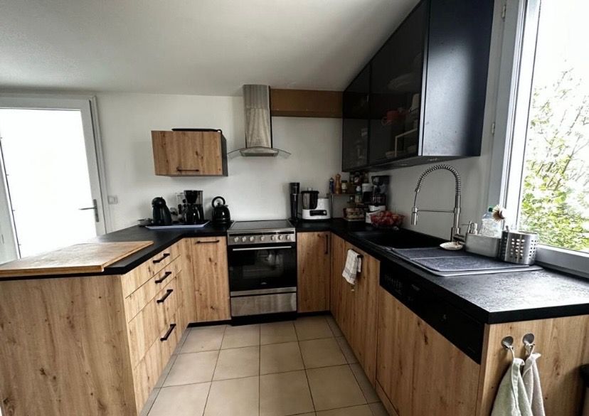 Charmant appartement de 60 m2 en rez-de-jardin (avec terrain de 150 m2 environ) dans un quartier calme sur les hauteurs d'Hennebont (Morbihan) à proximité du centre (500 m). (2 min de Hennebont centre, 10 min de Lanester, 10 min de Caudan, 19 min de Lorie