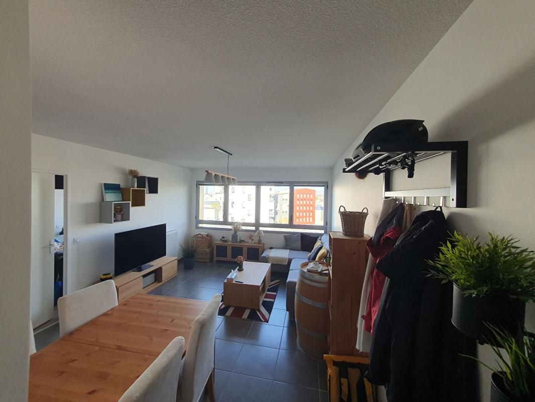 33000 BORDEAUX APPARTEMENT T2 43 m2 +1 PLACE PARKING COUVERT