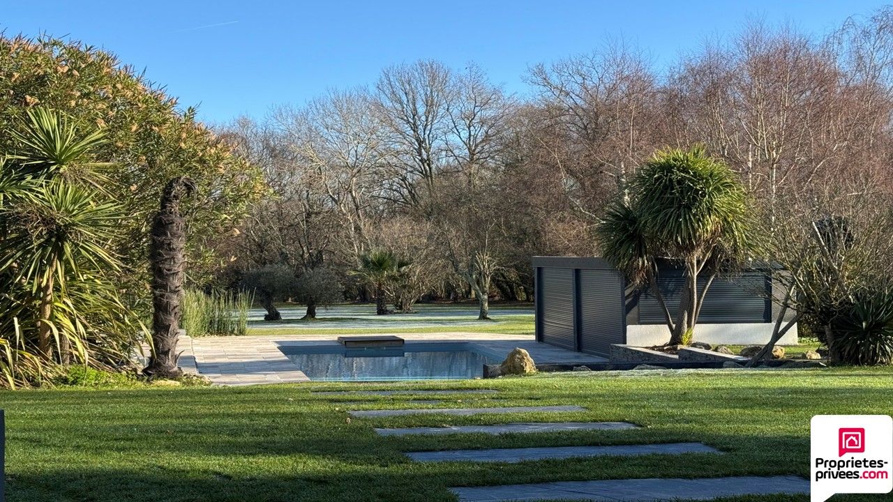Maison d'architecte de plain-pied à Salleboeuf - 11 pièces - 354 m2 - 7112 m2 de terrain - Double garage - Piscine - 2 dépendances - Aire de stationnement