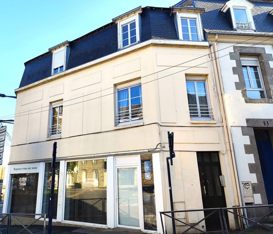Immeuble avec local commercial et 2 appartements