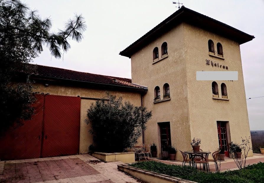 33 Ensemble immobilier, bati en R2, annexes et terrain de 15 000 m2