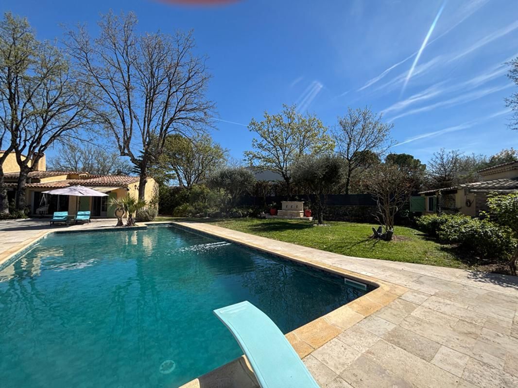 Superbe propriété de charme à Saint-Paul-en-Forêt avec dépendance et prestations haut de gamme