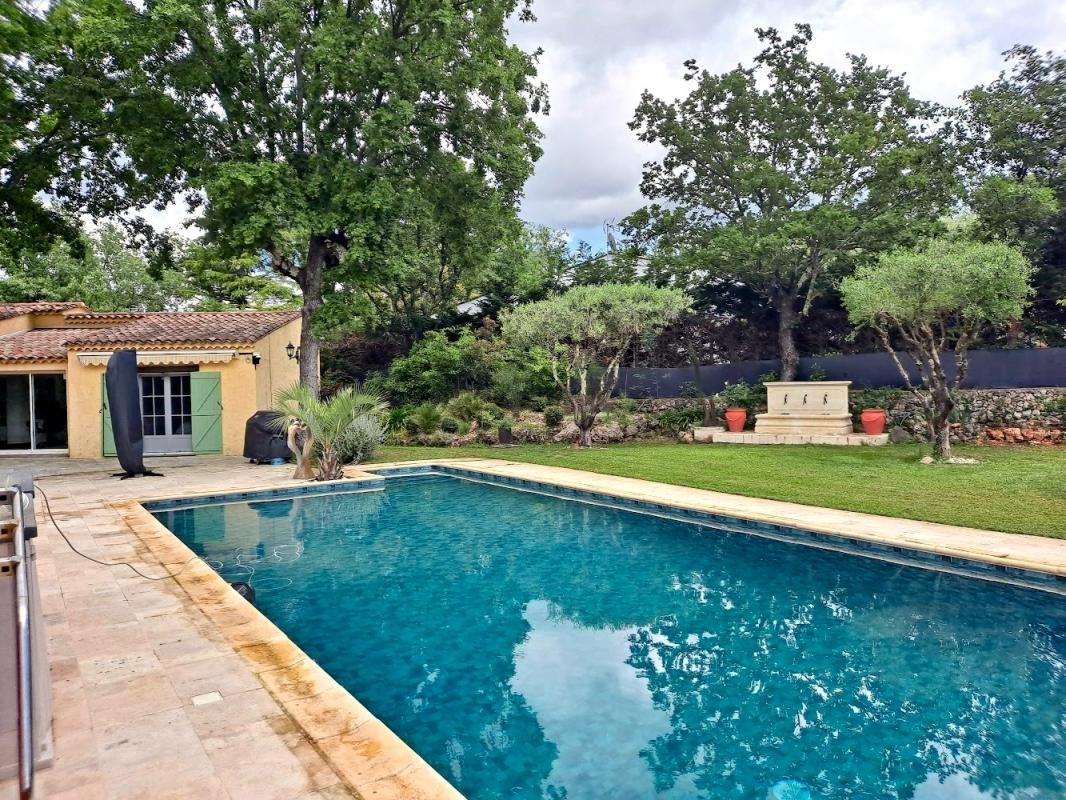 Superbe propriété de charme à Saint-Paul-en-Forêt avec dépendance et prestations haut de gamme