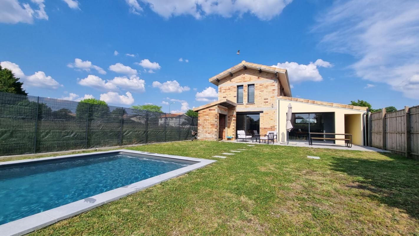 Maison 4 pièces de 132m² habitables, 162m² avec le garage à Sainte Hélène 33480 à 15min de Saint Médard en Jalles