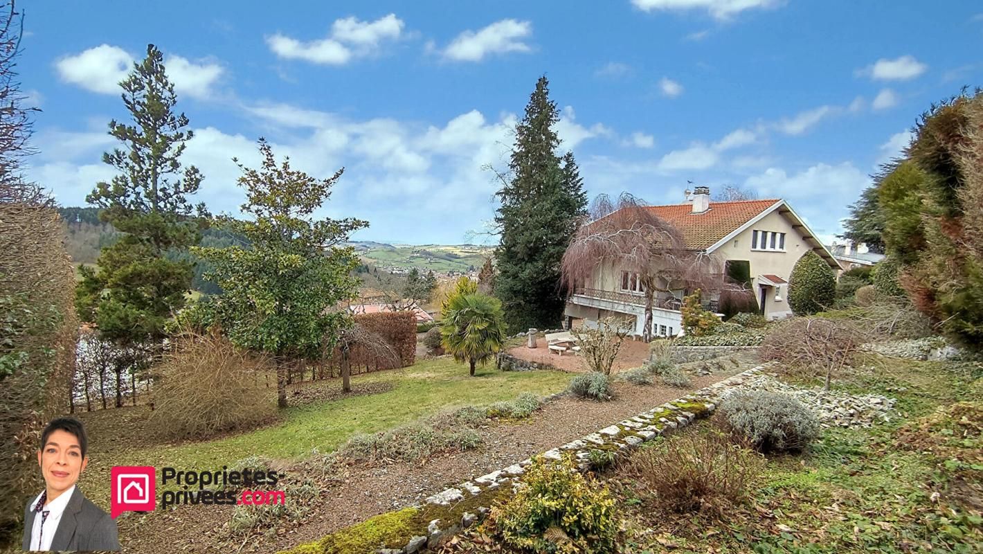 THIZY-LES-BOURGS (69240) Villa de standing 218 m², 8 pièces, 4 chambres, garages, jardin