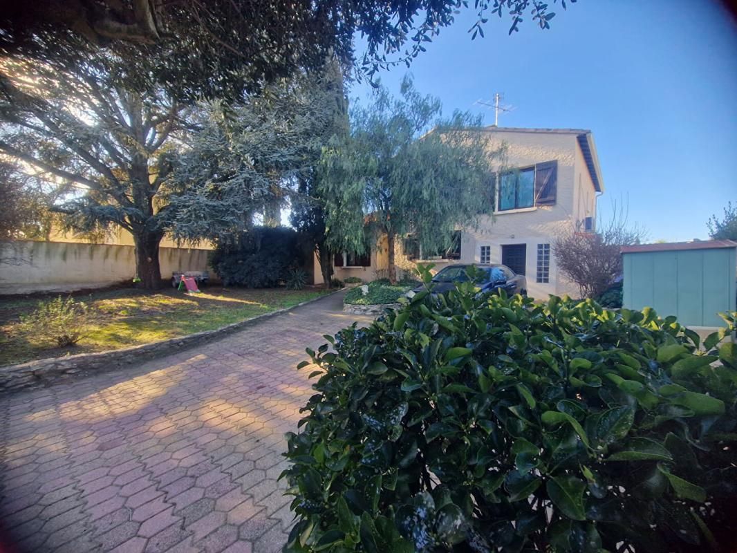 Villa familiale avec piscine 7pièce(s) 142.2 m2