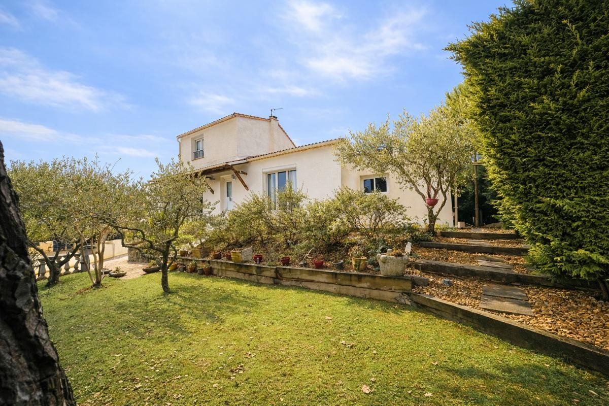 Maison familiale avec piscine, proche commodités