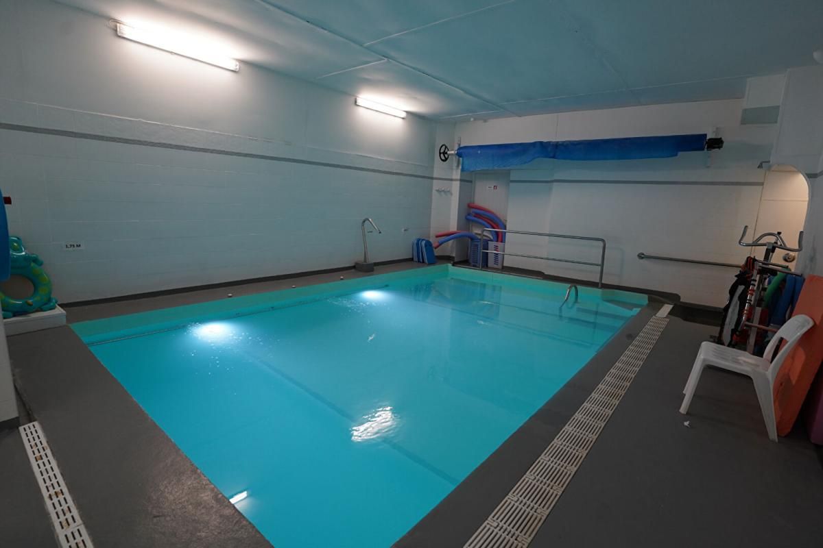 LEZIGNAN CORBIERES - LOCAL COMMERCIAL, PISCINE SPA piscine professionnelle équipée