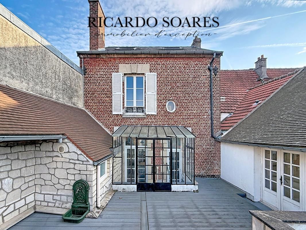FLEURINES 60700 - MAISON DE VILLE 207m2 / 3 CHAMBRES + 2 STUDIOS / TERRASSE / TERRAIN 534m2 / SOUS-SOL TOTAL