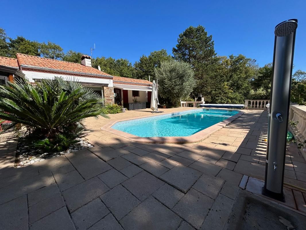 Propriété avec maison de 184M2 sur parc paysager de 9244M2