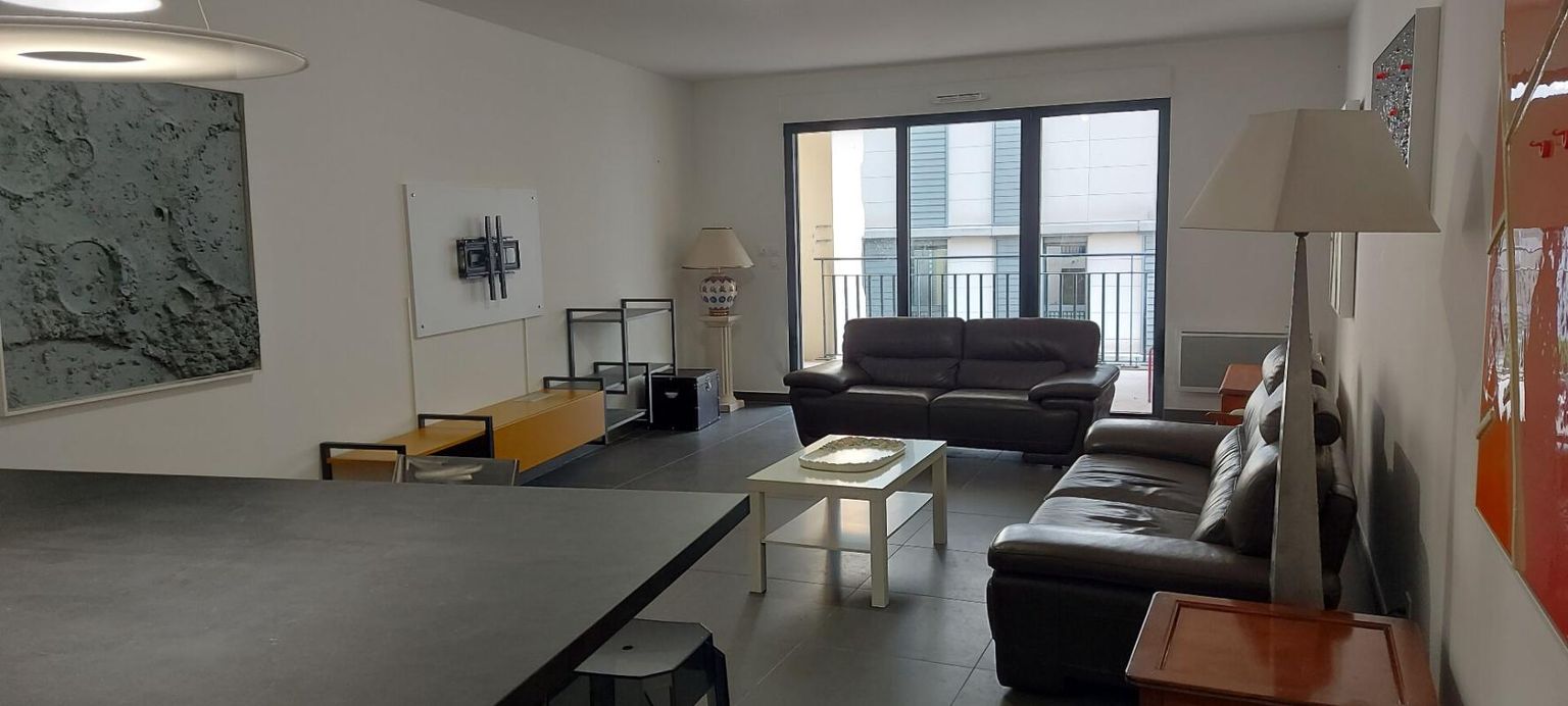 30.GARD.NIMES. Appartement traversant de grand standing de 81 m² avec 2 terrasses loggia dans résidence hautement sécurisée, quartier centre-ville CARRE D'ART