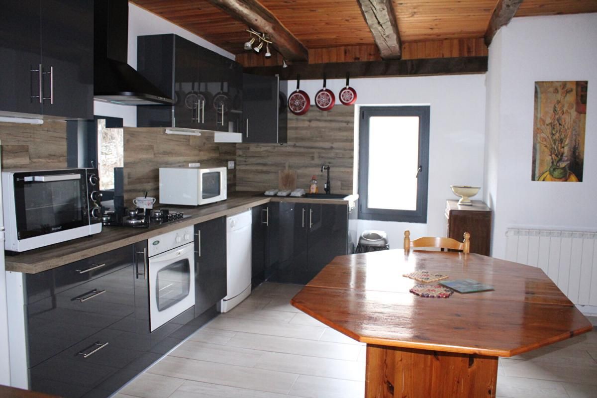 Laveyrune maison avec terrasse et vue sur l' Allier
