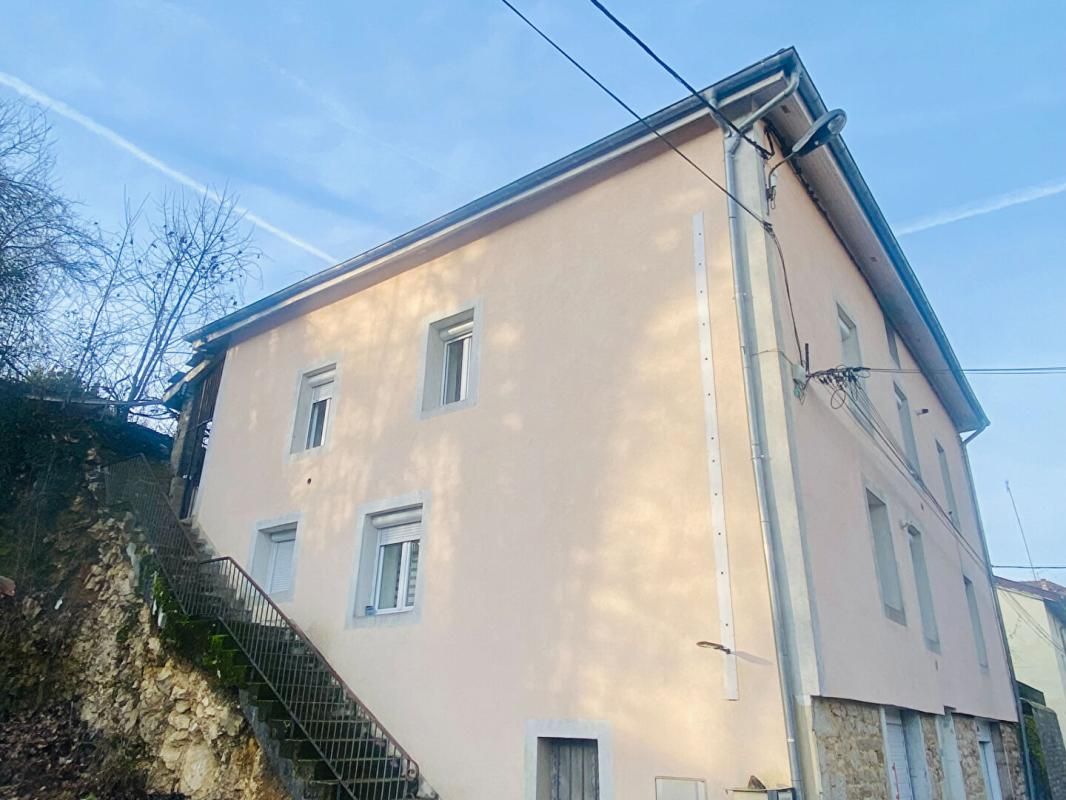 Maison / Immeuble individuel 252 m2- 3 logements- Saint Amour