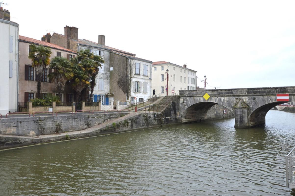 ENSEMBLE NON HABITABLE A RENOVER 17MARANS CENTRE VILLE