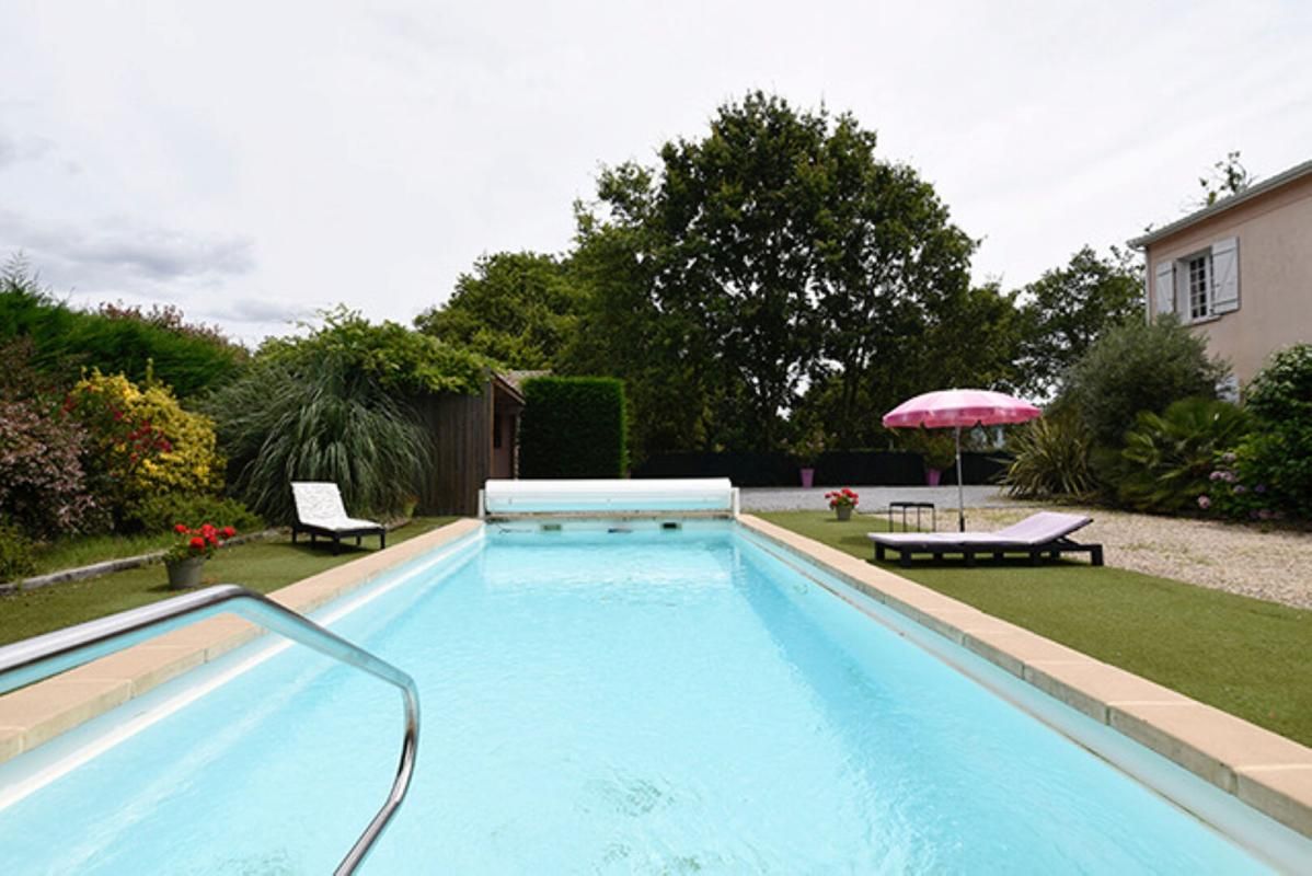 Villa de 220 m² - Piscine & parc paysager de 1 300 m² - Calme absolu à proximité immédiate du centre-ville