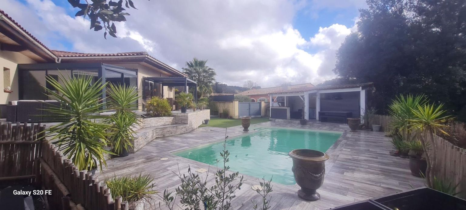 Villa spacieuse de 165m2 avec une piscine s'étendant sur 851m2 de terrain
