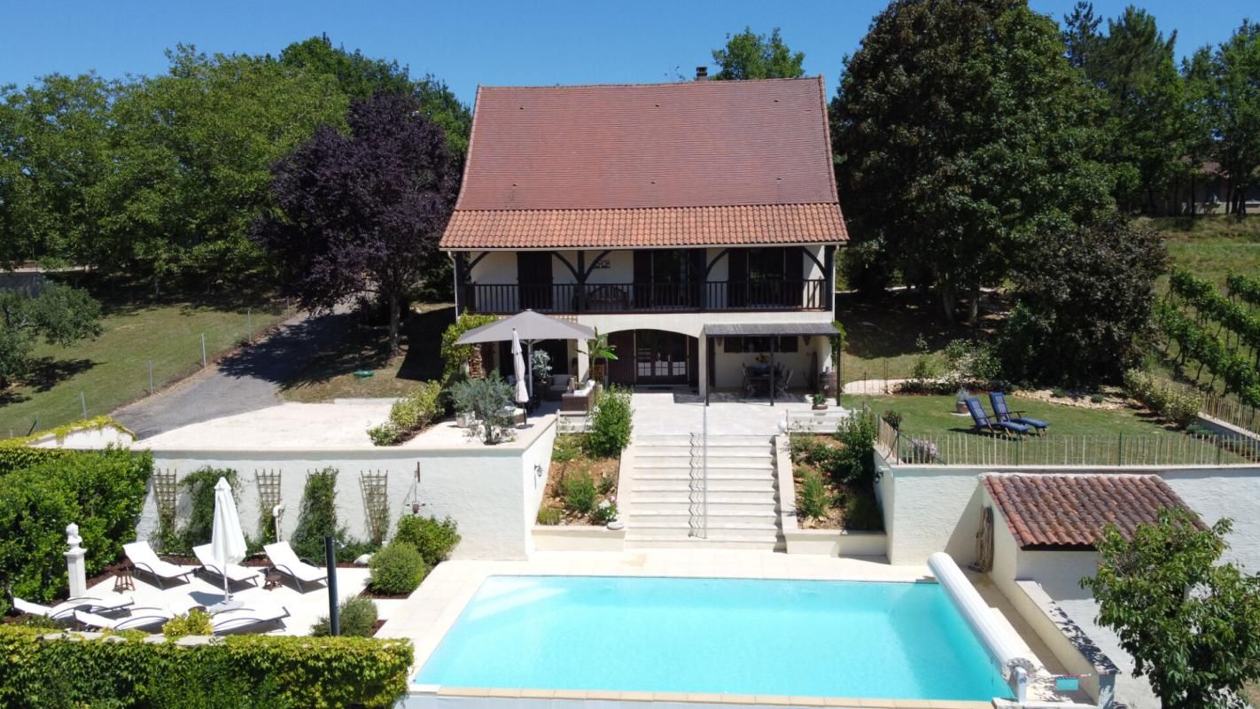 Maison avec 5 chambres et une piscine à débordement