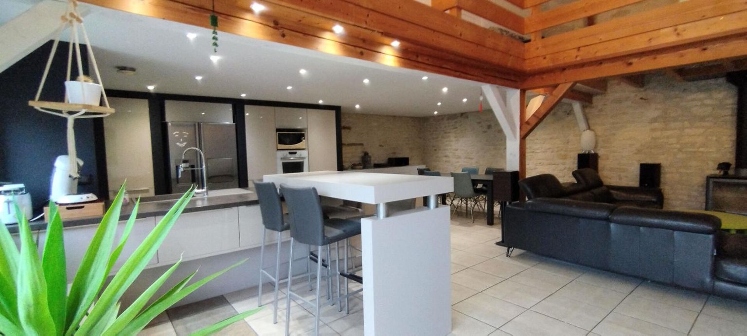 Maison (et studio indépendant à rénover) Neuville De Poitou 5 pièce(s) 188 m2