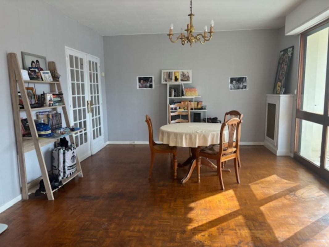 33110 LE BOUSCAT CENTRE VILLE APPARTEMENT T5 95 m2 AVEC GARAGE INDIVIDUEL