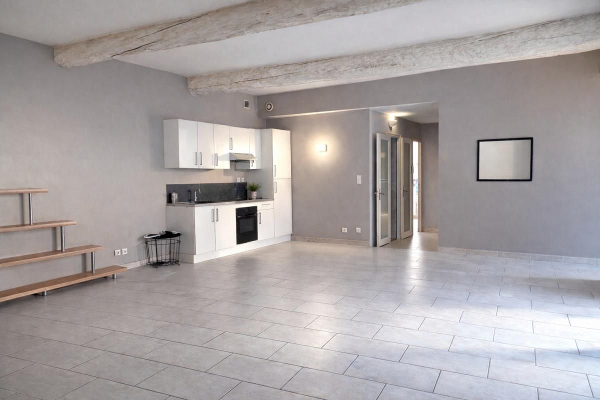 Grand T3 de 87 m² avec terrasse et jardin en plein centre de Lambesc, fort potentiel après rénovation