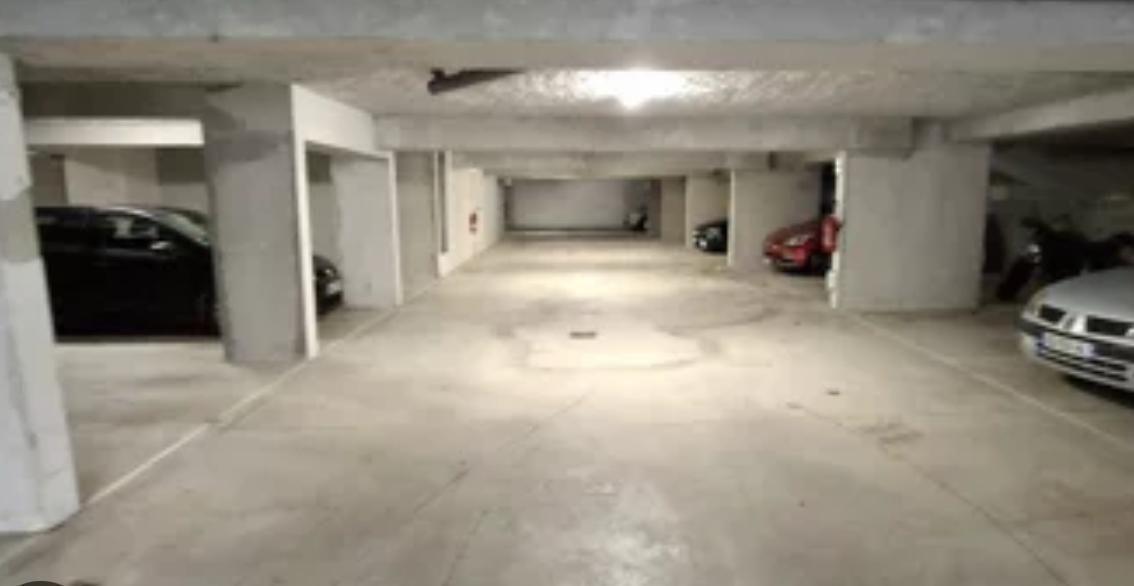 1 PLACE DE PARKING - Bas Cenon - Près de ligne A et à 50 mètres de l'arrêt SNCF de Cenon