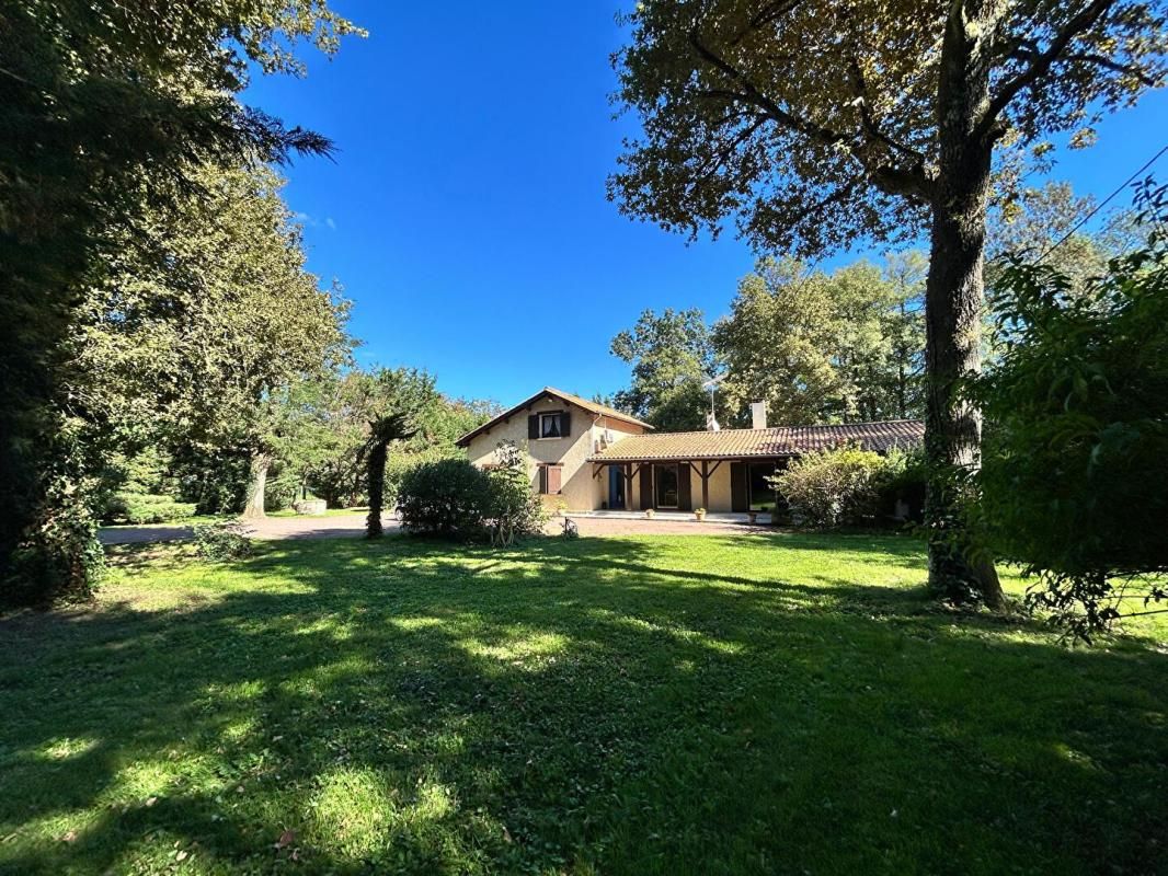DÉCOUVREZ LE CHARME ET LES VOLUMES D'UNE MAISON CONTEMPORAINE 208 M2 - 4 CHAMBRES À AUBIE ( VAL DE VIRVÉE) DANS UN PARC ARBORÉ POUR SAVOURER LA TRANQUILITÉ