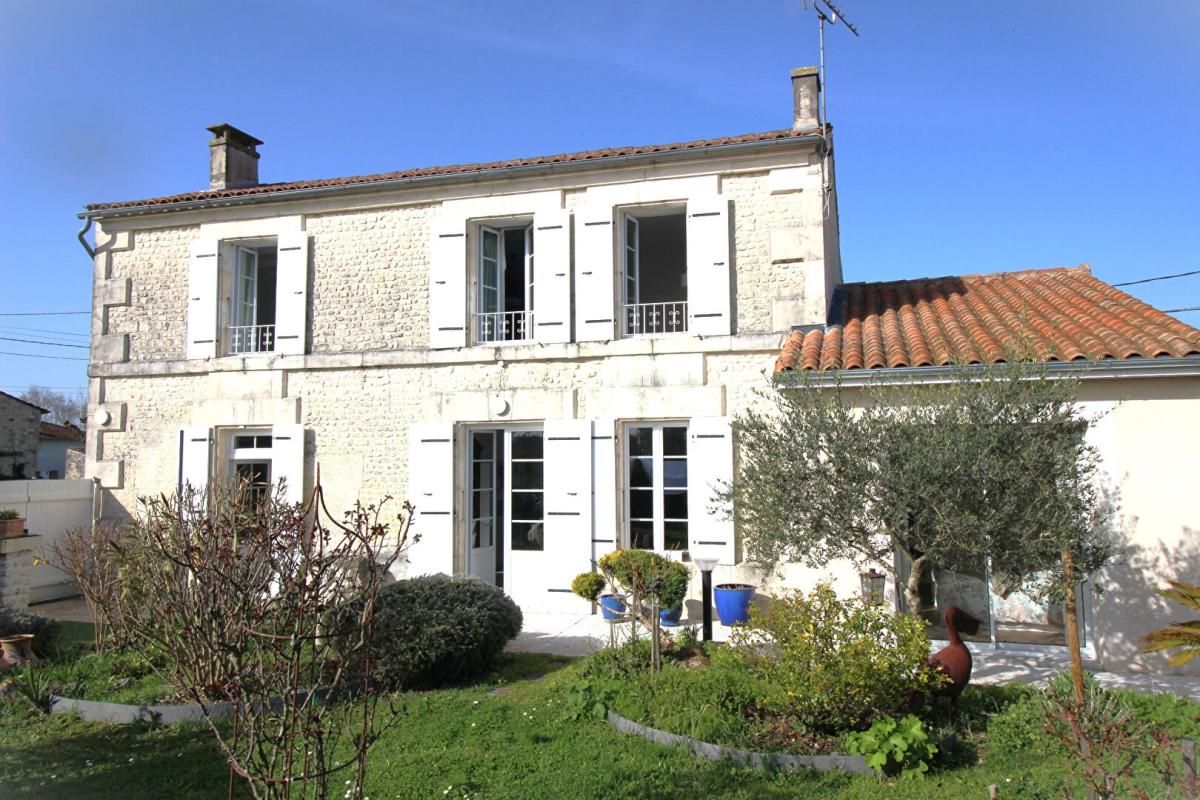 Salles D Angles - Belle charentaise - 7 pces - 4CH -174 m2