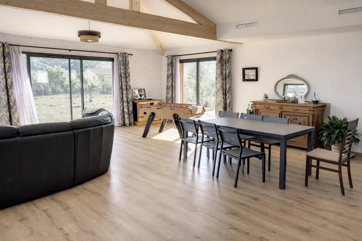 Maison idéale pour une vie de famille : plain-pied récent, grande pièce de vie lumineuse de 50 m², suite parentale, terrain plat et piscinable