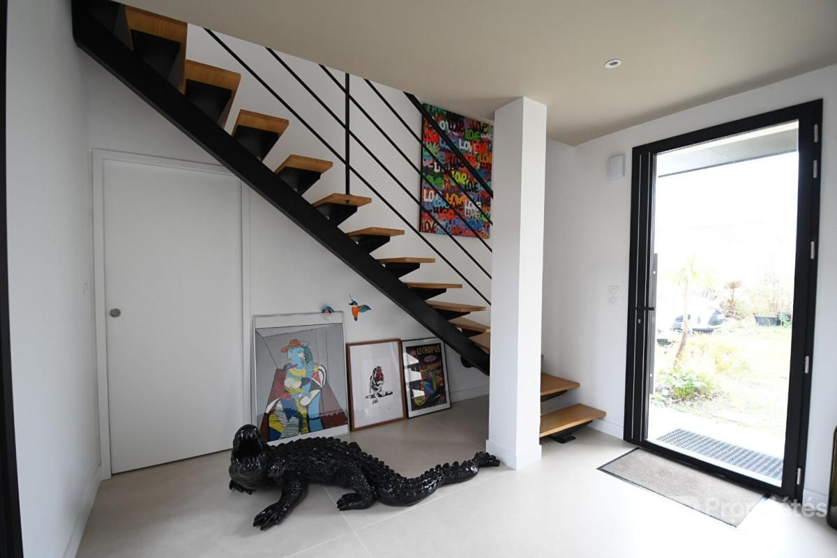 Boussay . Maison 155 M² . 5 P . 3 Chs . Bureau . 2 SDE