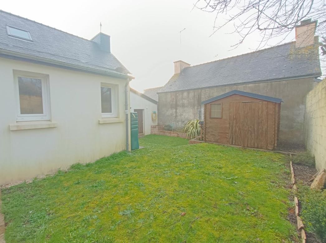 29520 Châteauneuf du Faou maison de bourg habitable de suite, jolie jardin clos sans vis à vis