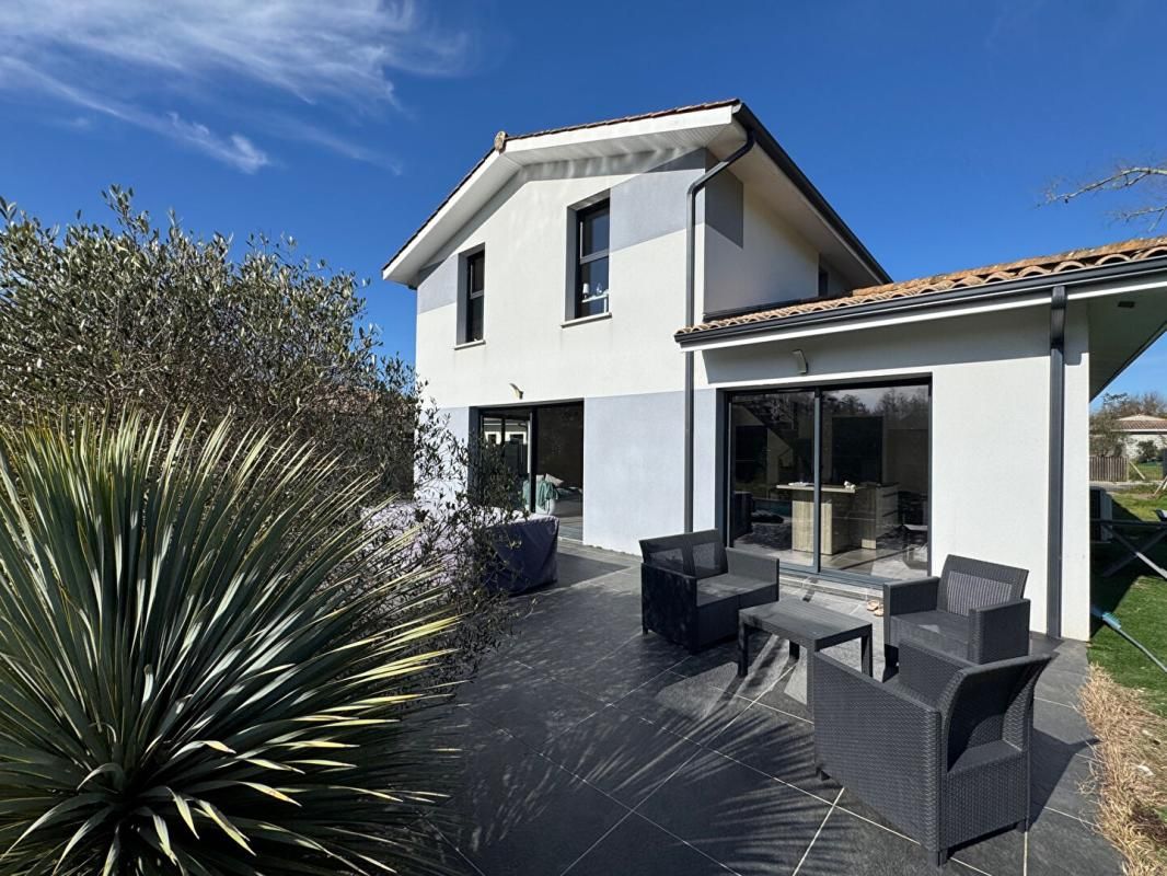 Maison Salles bourg 8 pièces 174 m2 garage piscine