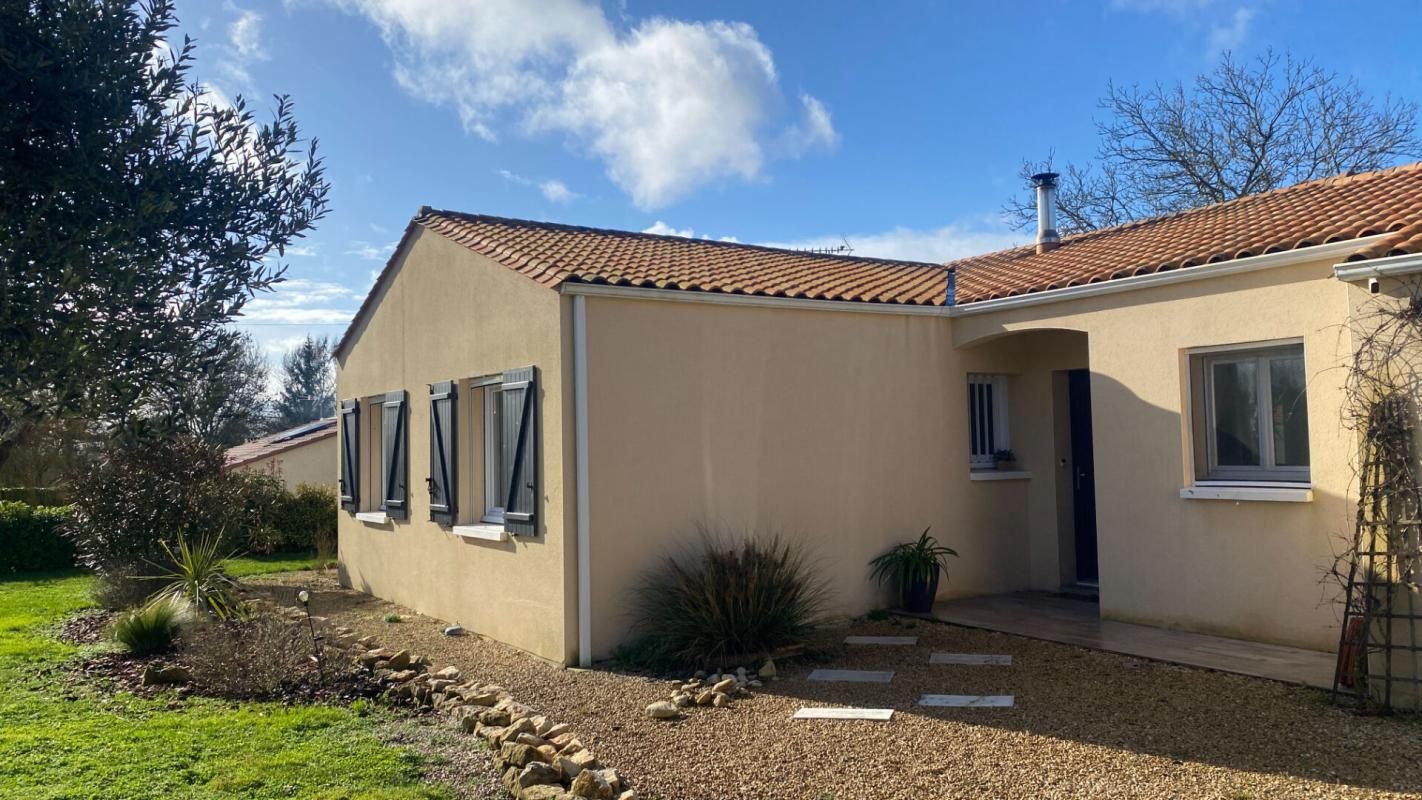 Maison plain-pied 118 m², 4 ch- 1 500 m² terrain-PAC 2022 -12 min Niort ? 79370