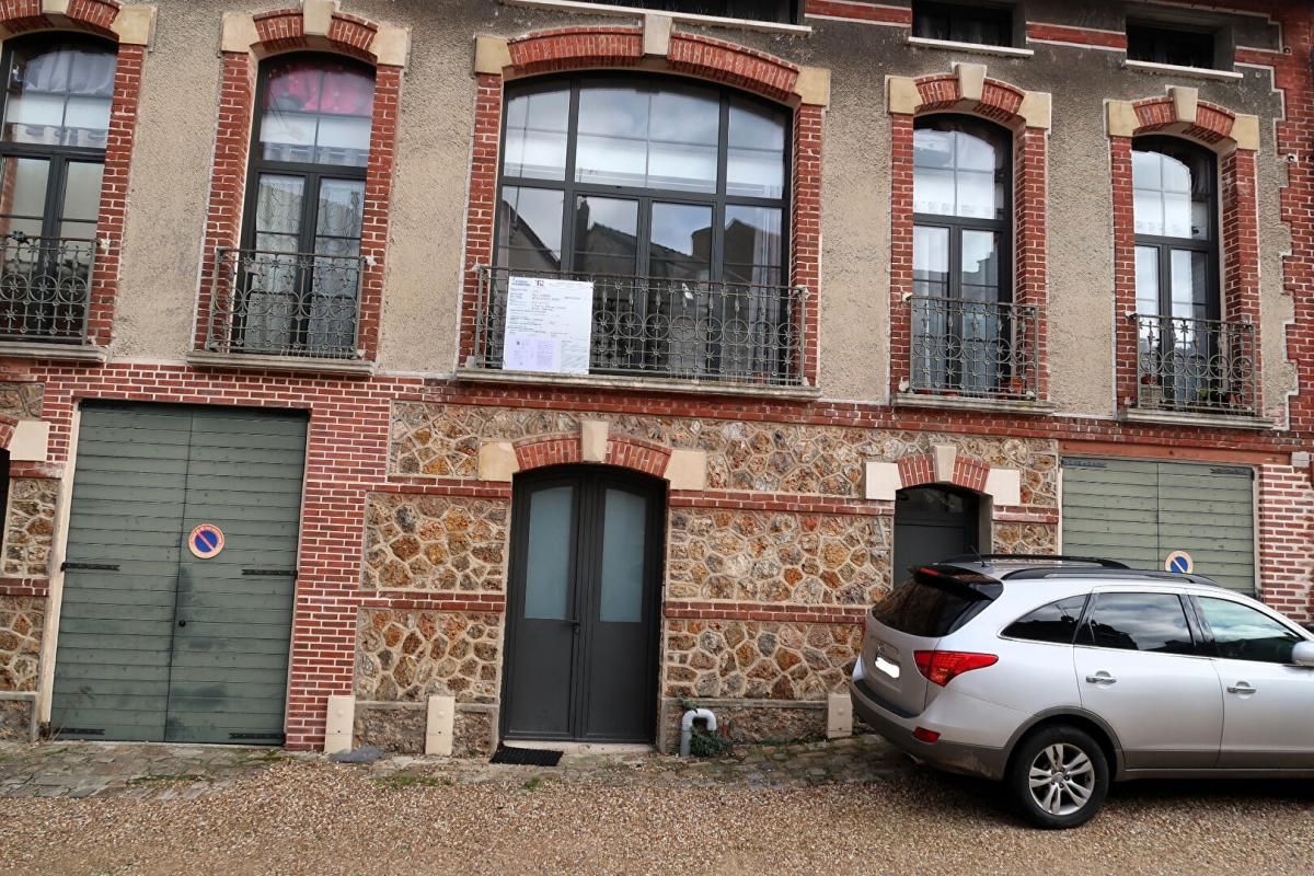 MARINES MEME. DANS UN TRES BEAU BATIMENT : MAISON DE VILLE