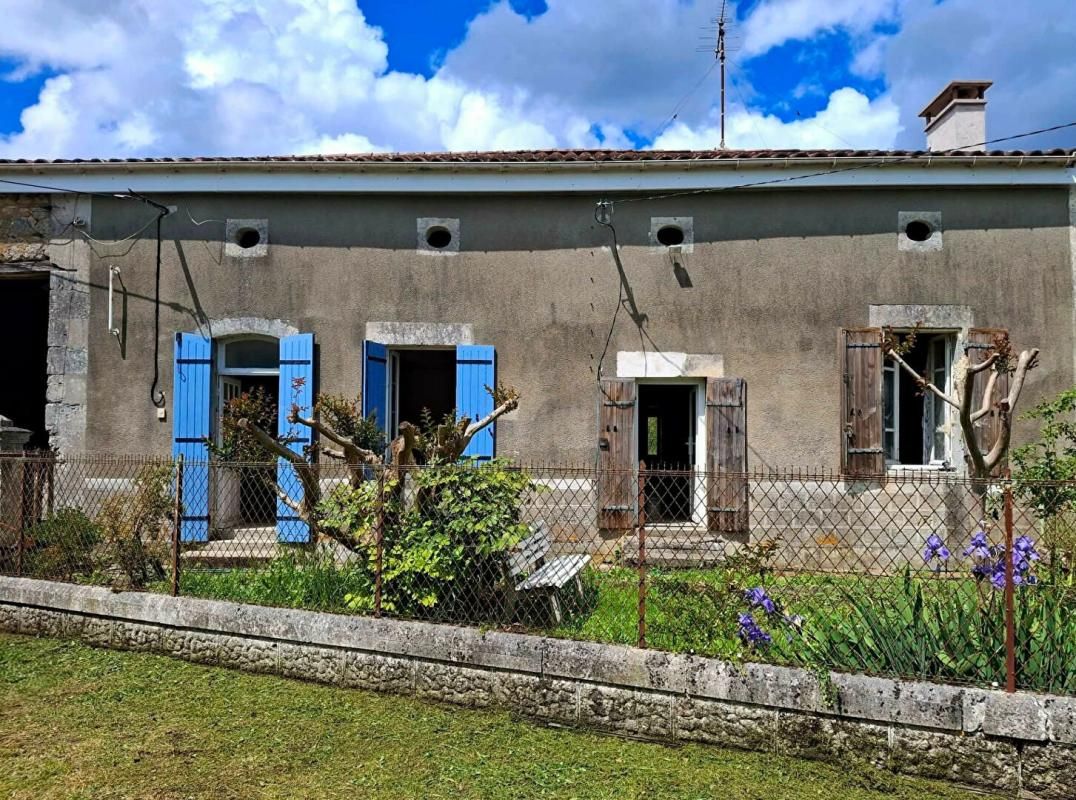 Maison de campagne à rénover - 120 m², 3 chambres, 1,8 ha de terrain avec chai à Saint-Palais-de-Négrignac