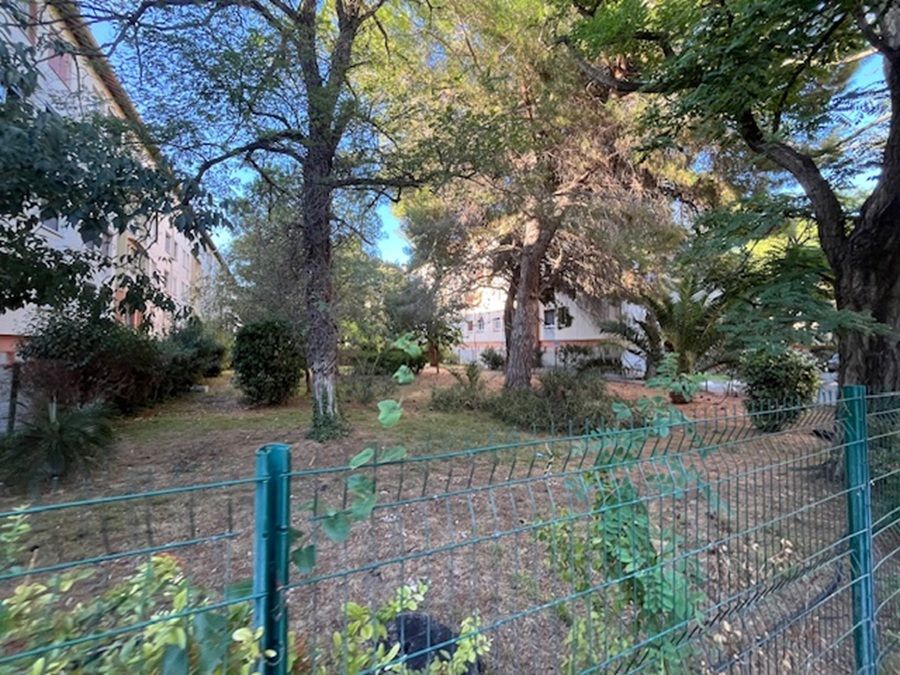 Charmant appartement spacieux de 72 m² en rez-de-chaussée sur élevé comprenant 3 chambres