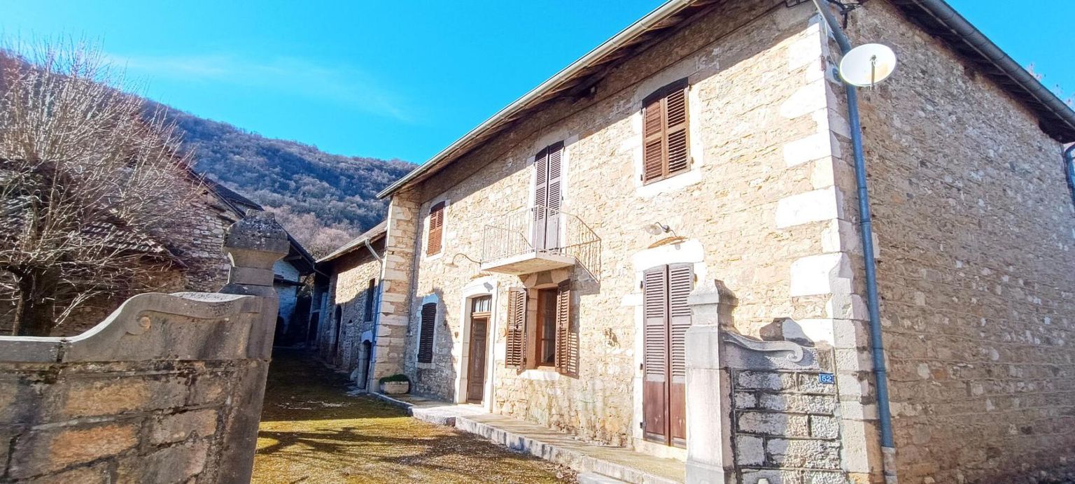 Longère en pierre avec dépendances À 1h15 de Genève, 55 min de Lyon