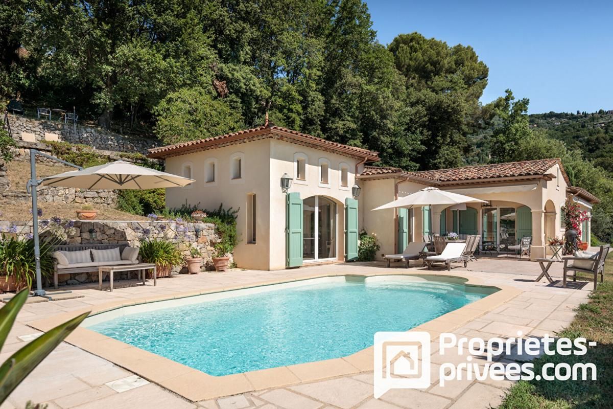 Villa de plain-pied avec grand garage au calme et vue dégagée