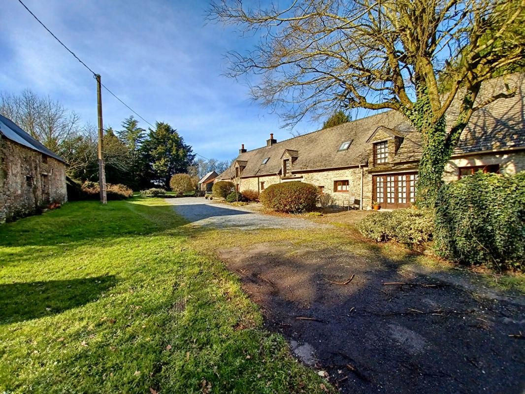 Longère habitable en pierres, composée de 3 maisons & 1,5 hectares de terrain. Potentiel pour faire des gîtes. Plage 1/4 heure