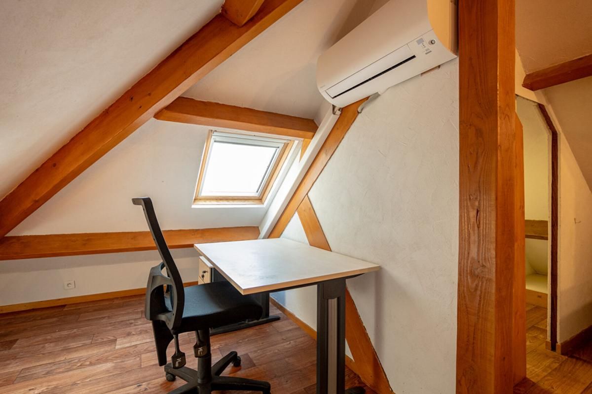 LIEUX UNIQUES ® x PROPRIÉTÉS PRIVÉES PROPOSE PETIT BUREAU 20 M² PROXIMITÉ GARE SNCF ORLEANS