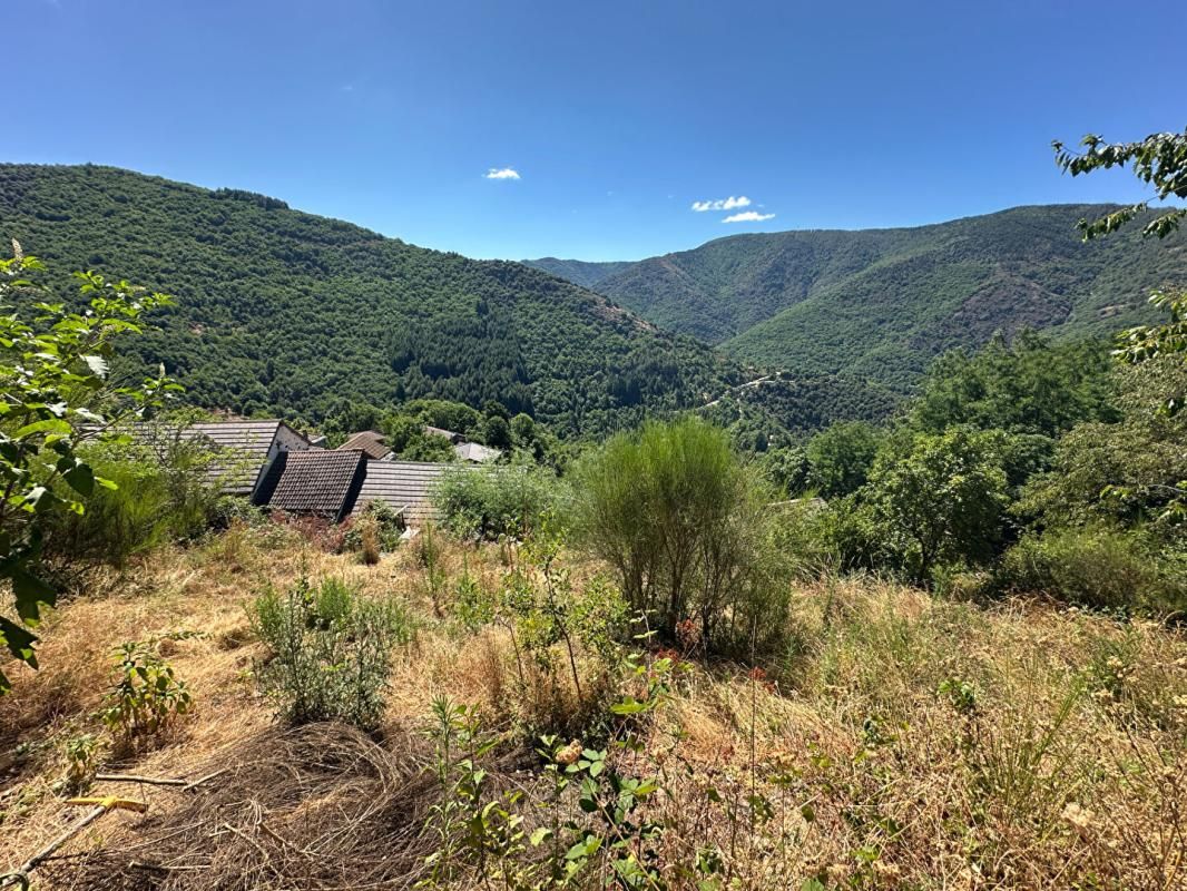 Authentique maison de hameau avec dépendances et vue dégagée