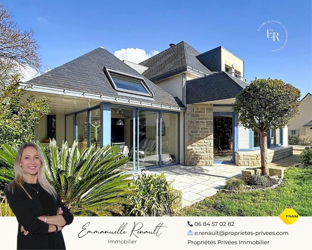 Maison d'architecte de 220 m² avec studio indépendant, sur 725 m² de terrain. Domaine résidentiel recherché en fond d'impasse. SURZUR