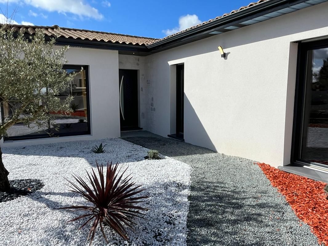 Maison neuve de plain-pied de 129 m 2 secteur Civray, 3 chambres , 1 studio , jardin
